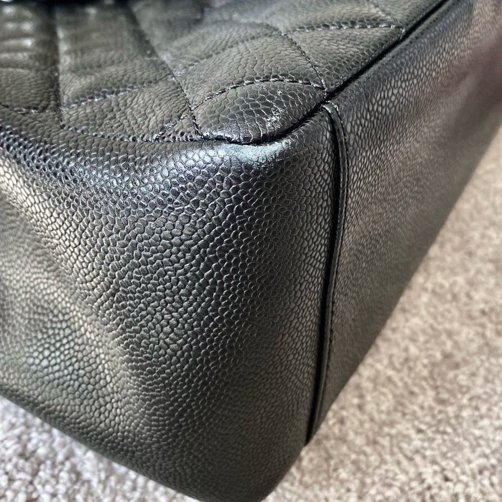 𝐂𝐇𝐀𝐍𝐄𝐋 Black Quilted Caviar Grand Shopping Tote - Picture 14 of 16
